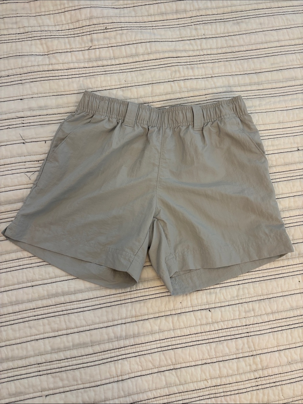 Women’s Lightweight Elastic-Waist Athletic Shorts in Light Gray